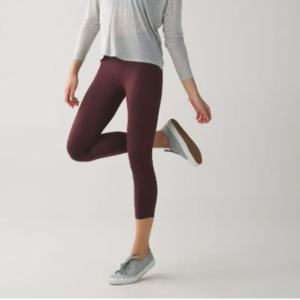 NWT Lululemon Zone In Crop in Bordeaux Drama (Size 6)